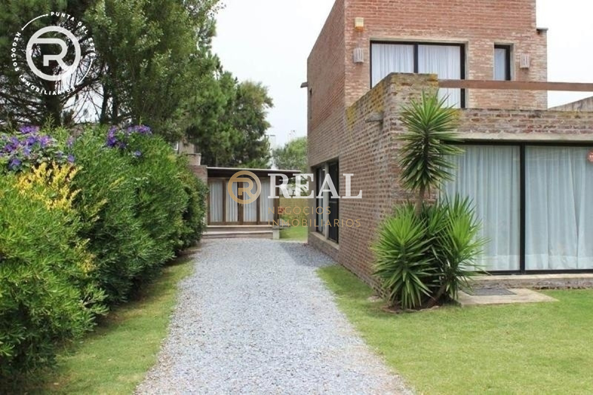 Casa ID.458 - Casa con amplio jardin y parrillero