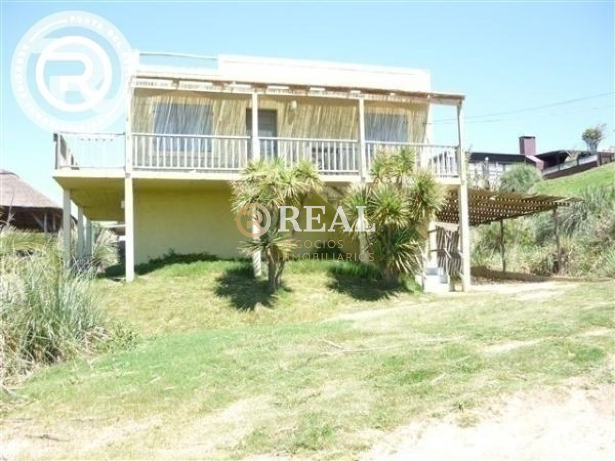 Casa ID.83 - Amplia casa ubicada en Altos de Punta de Piedras.