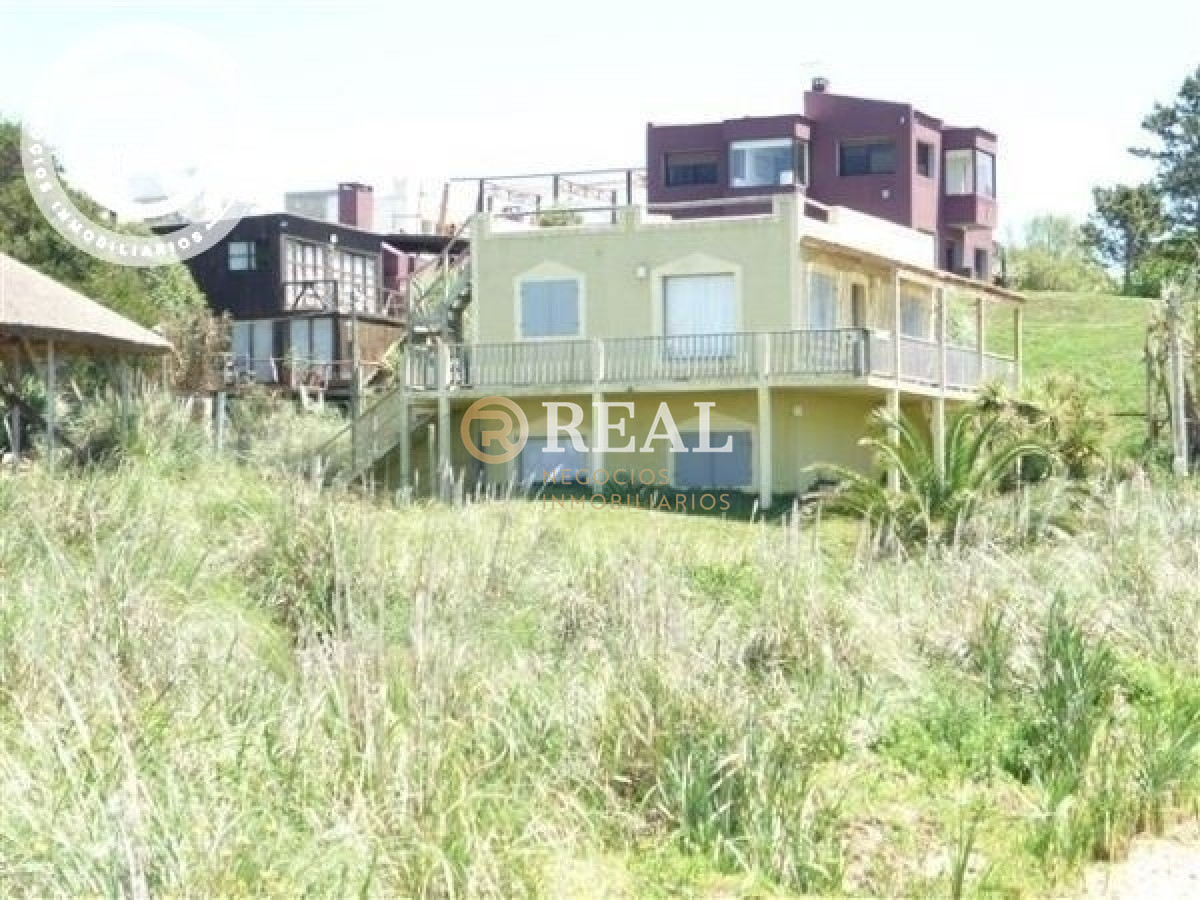 Casa ID.83 - Amplia casa ubicada en Altos de Punta de Piedras.