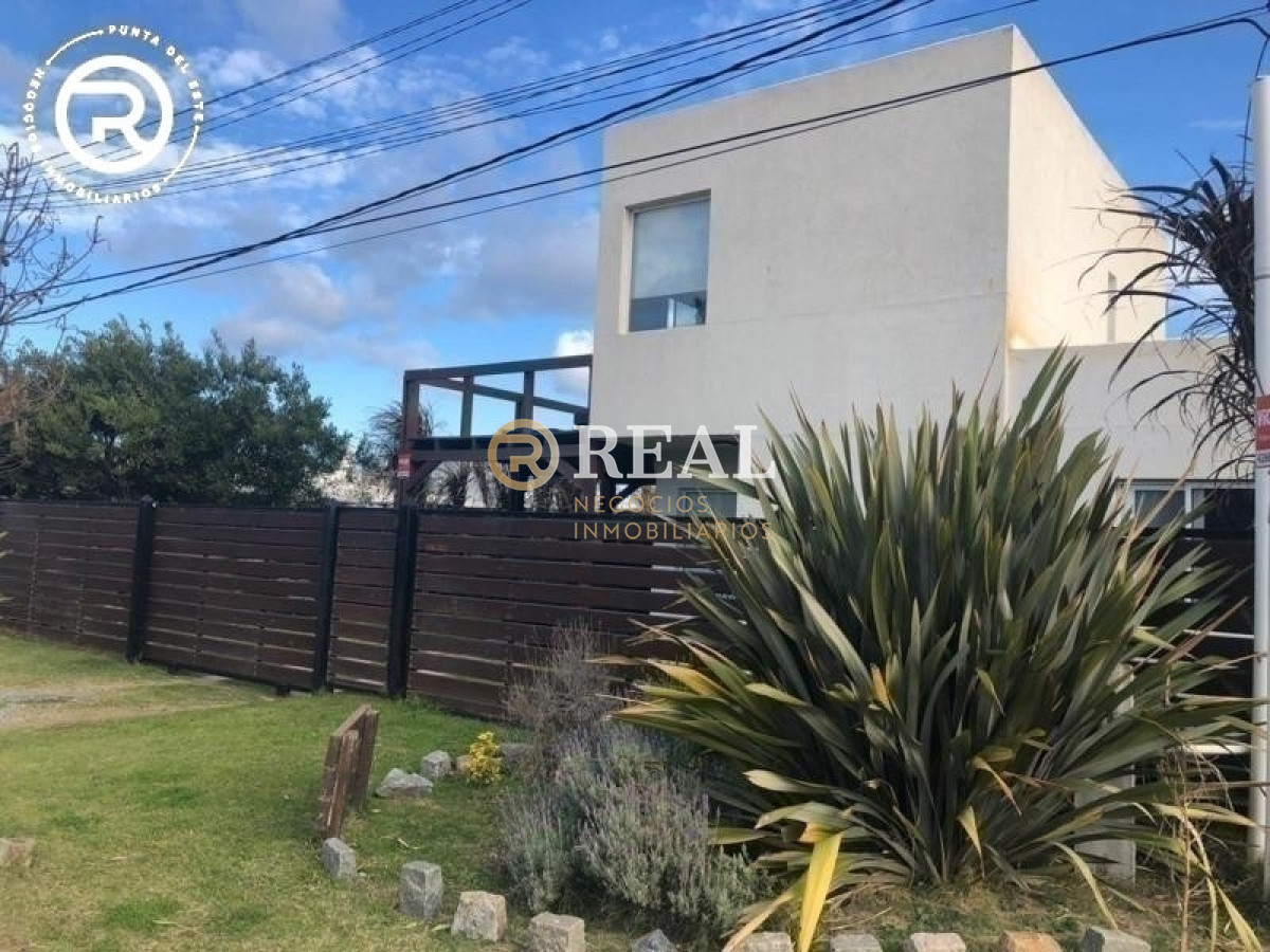 Casa ID.879 - Se vende hermosa casa con vista al mar en Balneario Buenos Aires