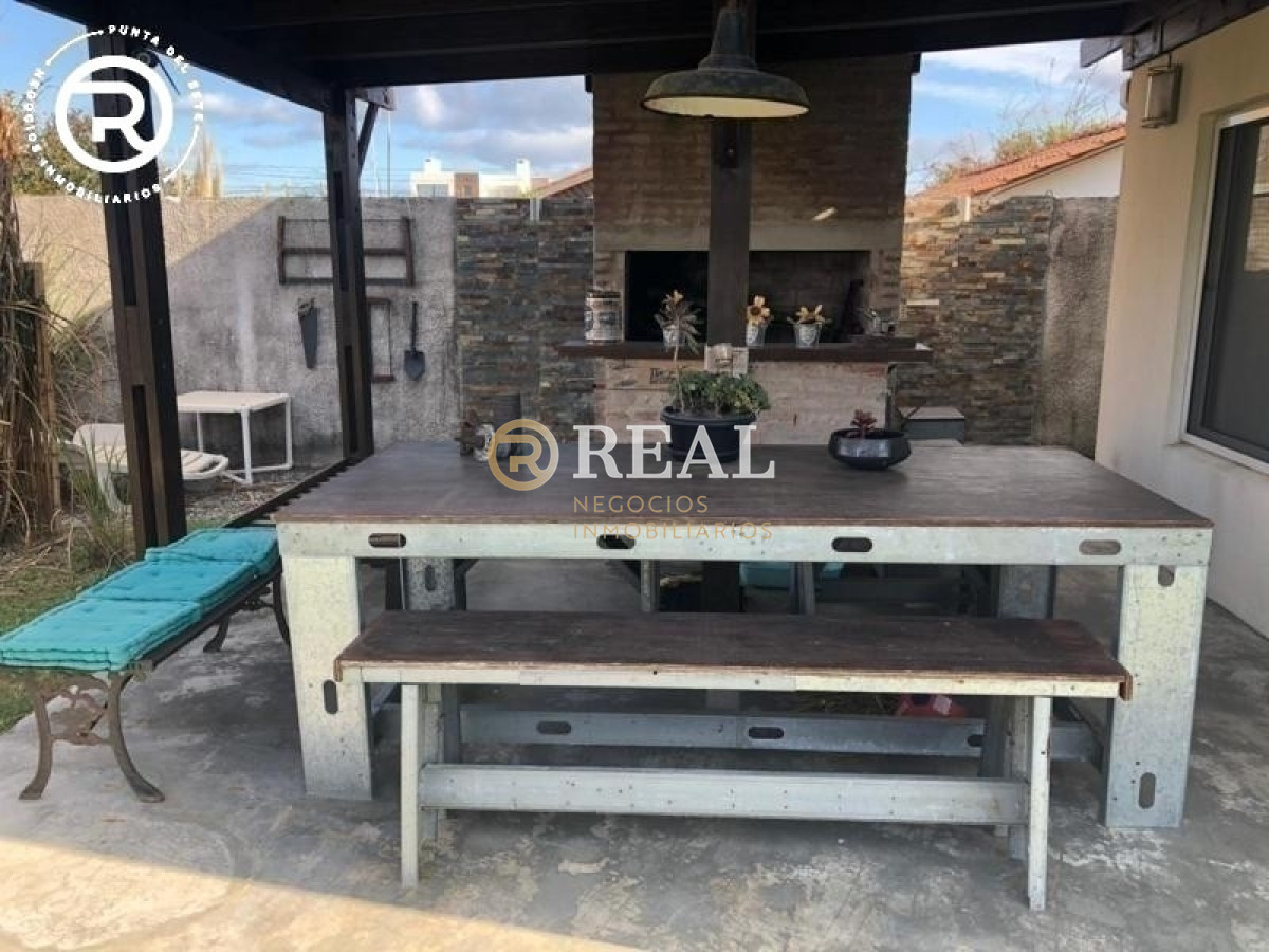 Casa ID.879 - Se vende hermosa casa con vista al mar en Balneario Buenos Aires
