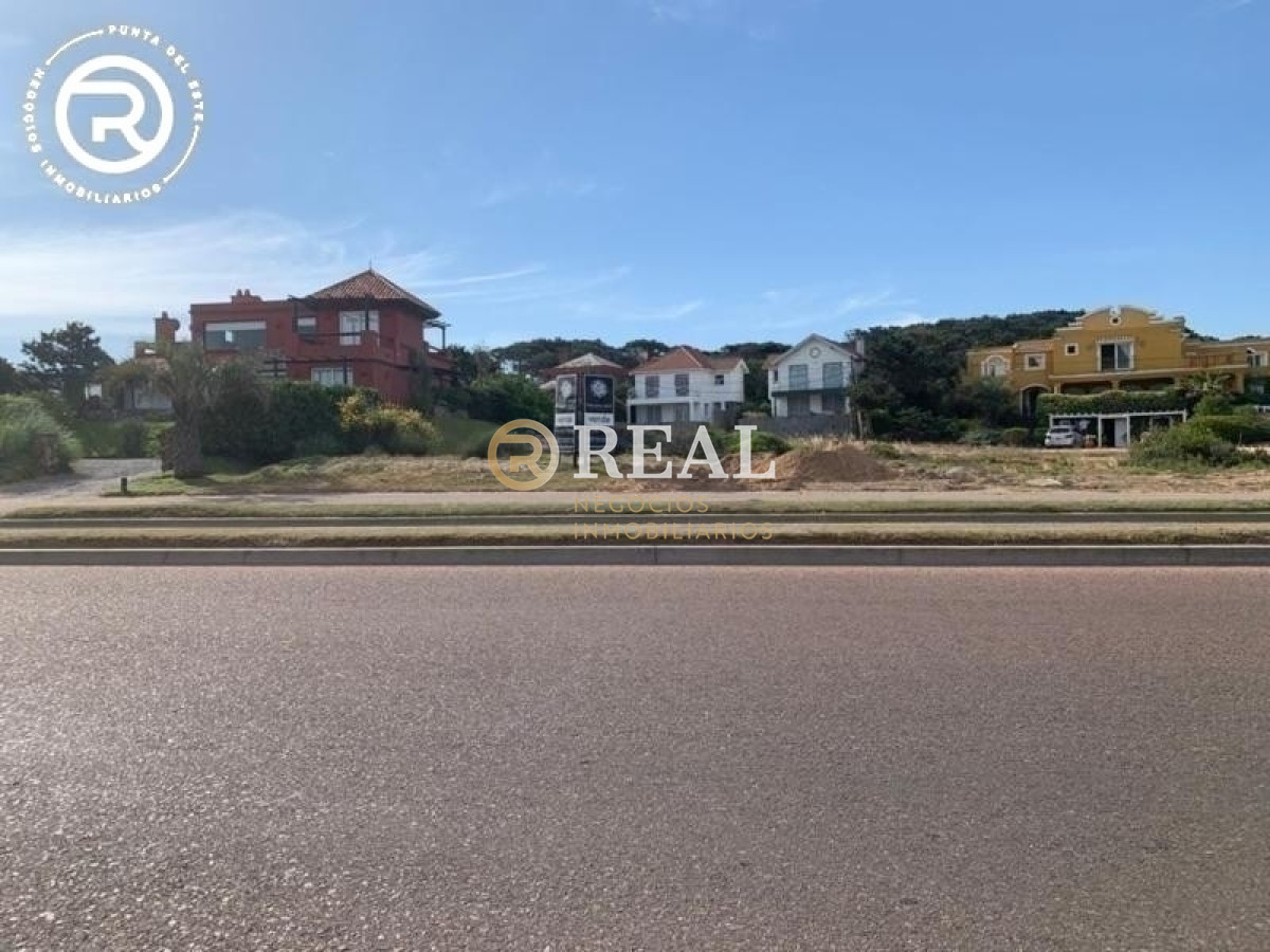 Terreno ID.691 - Se venden dos lotes que suman 938 m2 en primera línea de Montoya
