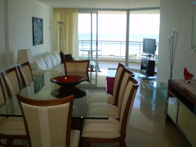 Vende apartamento de 3 dormitorios mas dependencia , con vista al mar , Punta del Este 