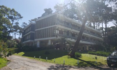 Próximo al mar.