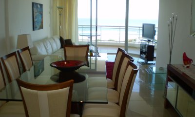 Vende apartamento de 3 dormitorios mas dependencia , con vista al mar , Punta del Este