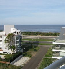 Vende espectacular departamento de 3 dormitorios más dependencia Torre a metros de Playa Brava, Punta del este