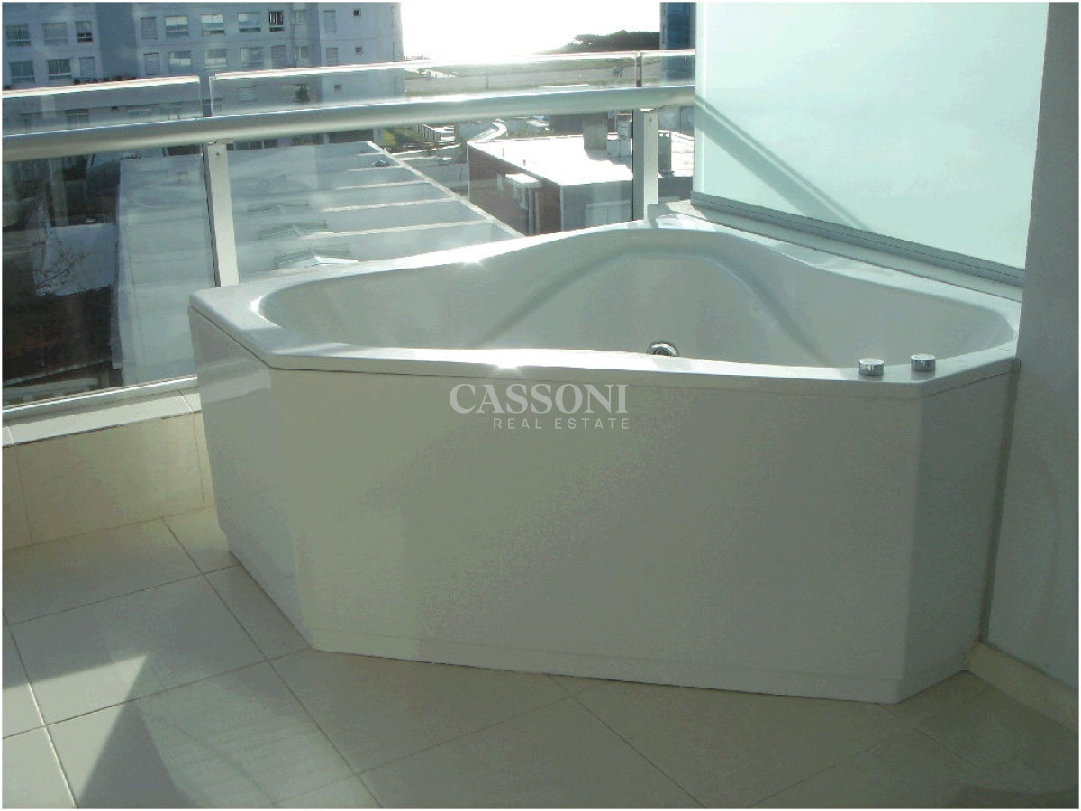 Apartamento ID.3860 - Apartamento en SEASONS TOWER, Mansa, Punta del Este, 2 Dormitorios.