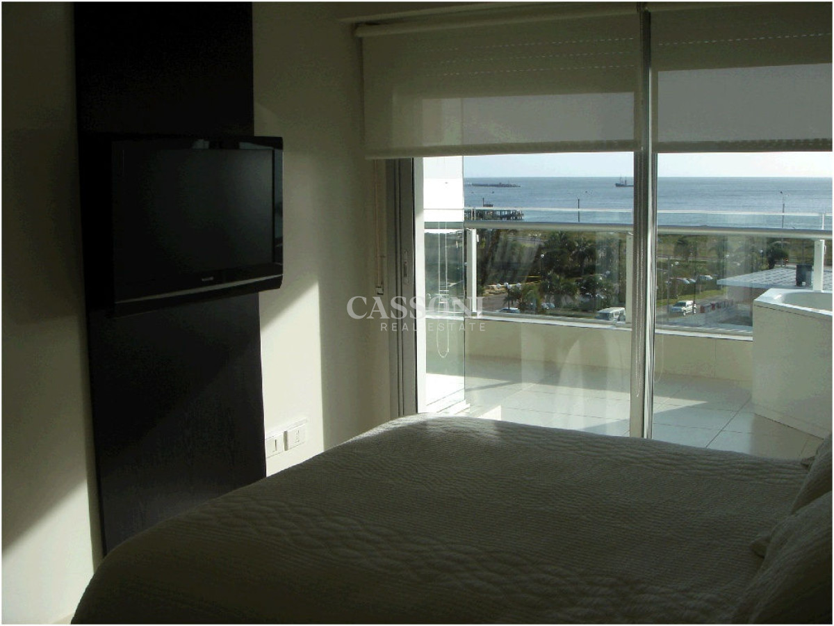 Apartamento ID.3860 - Apartamento en SEASONS TOWER, Mansa, Punta del Este, 2 Dormitorios.