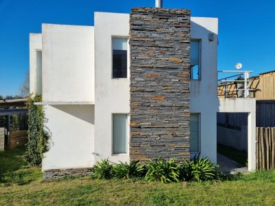 Casa de estilo minimalista próxima al mar.