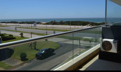 Apartamento en Venta frente a playa Brava de Punta del Este con 2 Dormitorios C906