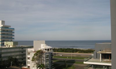 Torre a metros de Playa Brava.