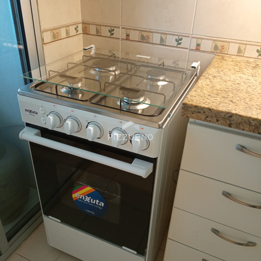 Apartamento Ref.576 - Sobre Reconocida avenida. 