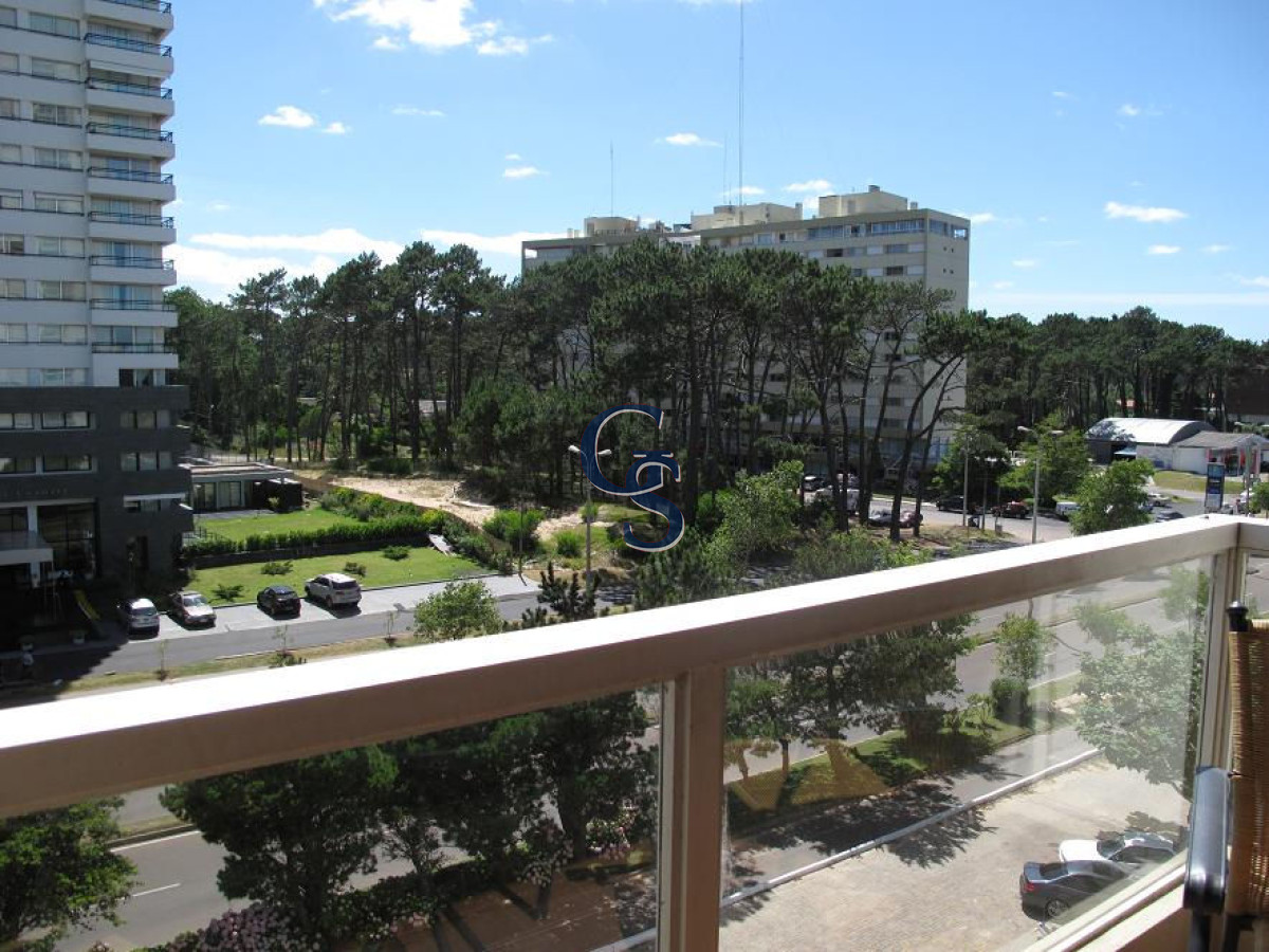 Apartamento ID.922 - Sobre reconocida avenida.