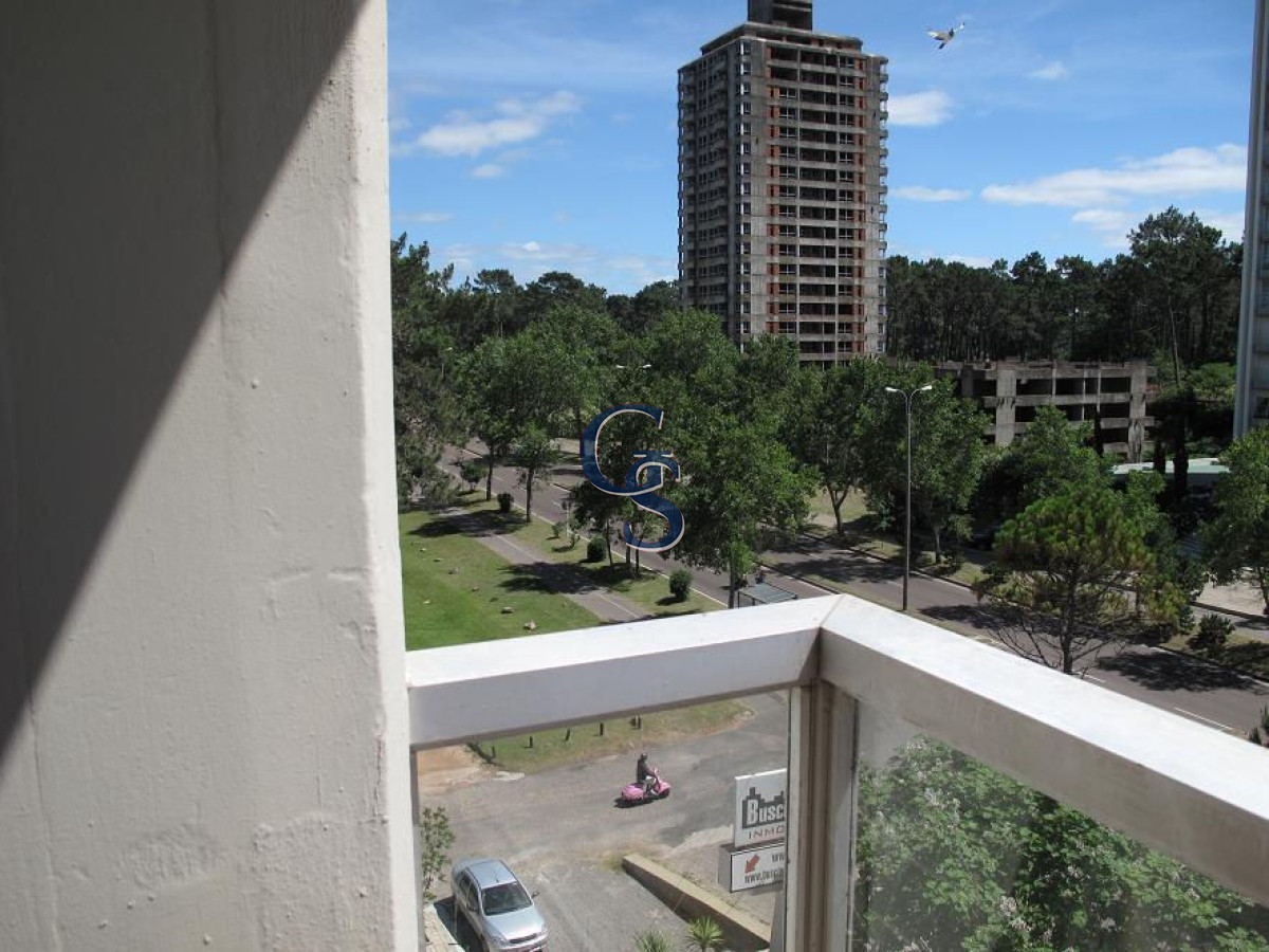 Apartamento ID.922 - Sobre reconocida avenida.