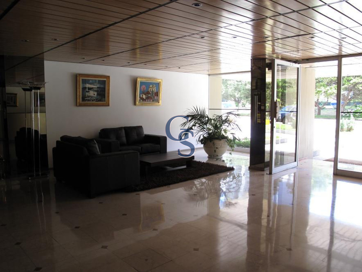 Apartamento ID.922 - Sobre reconocida avenida.