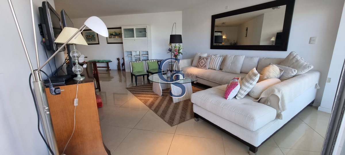 Apartamento ID.297427 - Edificio a pasos de Playa Brava.  Departamento de cómodos ambientes.