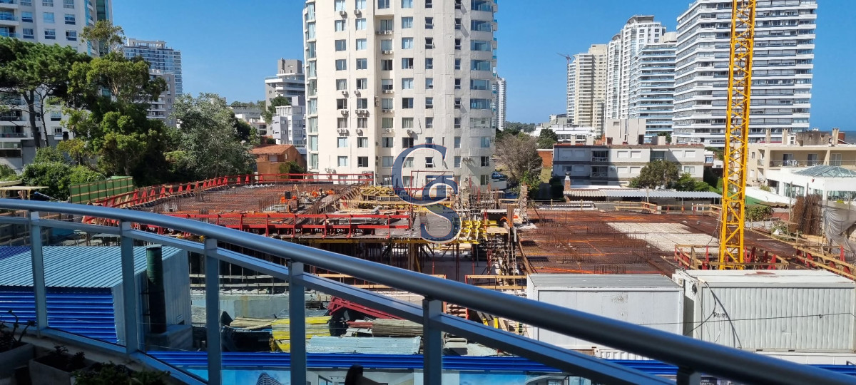 Apartamento ID.297427 - Edificio a pasos de Playa Brava.  Departamento de cómodos ambientes.