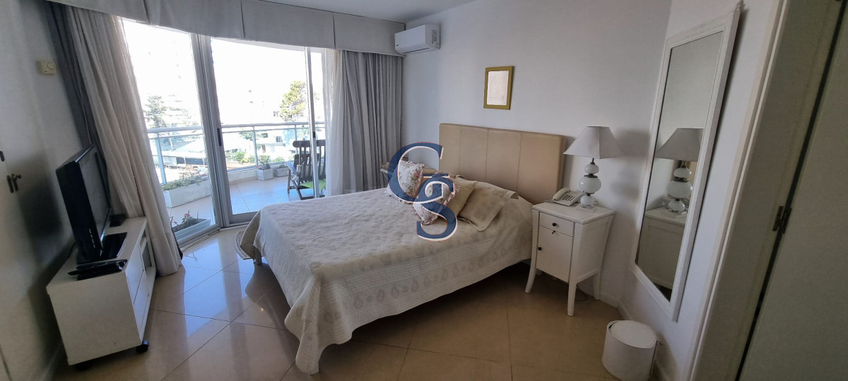 Apartamento ID.297427 - Edificio a pasos de Playa Brava.  Departamento de cómodos ambientes.
