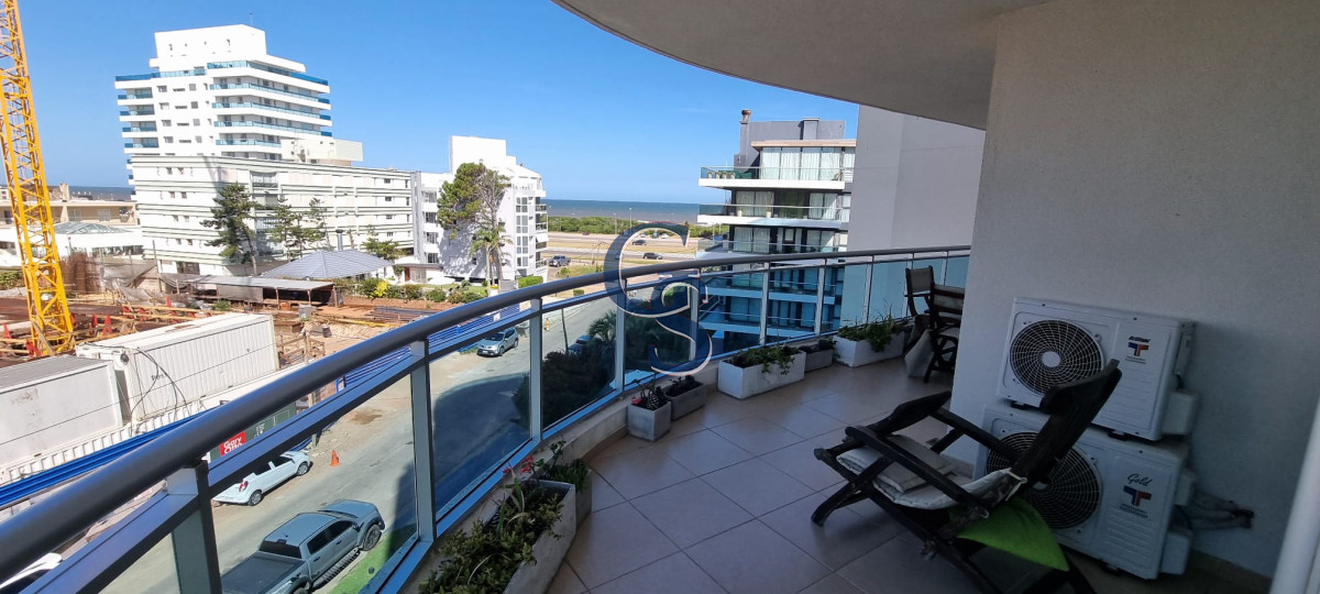 Apartamento ID.297427 - Edificio a pasos de Playa Brava.  Departamento de cómodos ambientes.