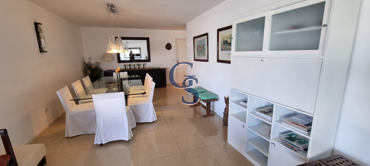 Apartamento ID.297427 - Edificio a pasos de Playa Brava.  Departamento de cómodos ambientes.
