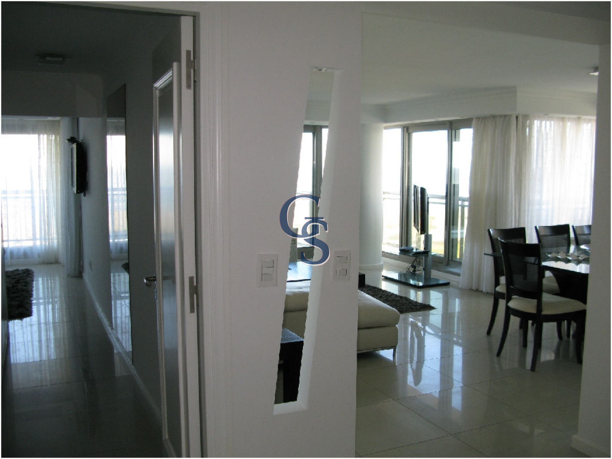 Apartamento ID.292047 - El complejo se encuentra en 1° fila con increíbles vistas al mar.   A pasos de La Península. 