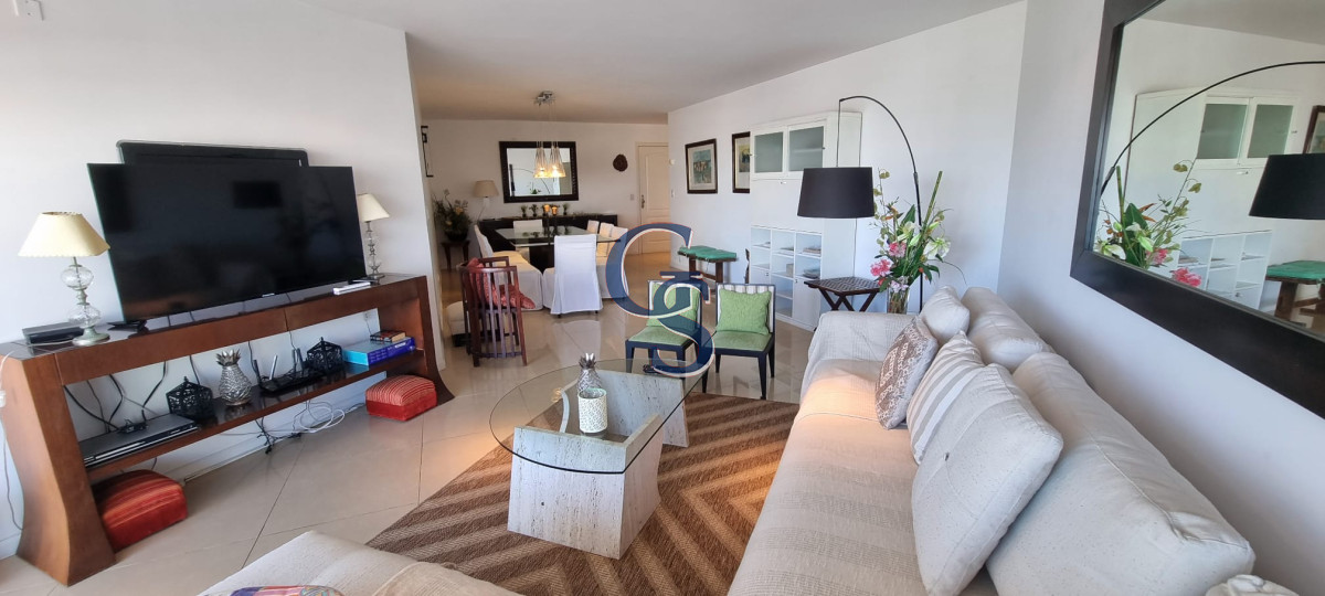 Apartamento ID.297427 - Edificio a pasos de Playa Brava.  Departamento de cómodos ambientes.