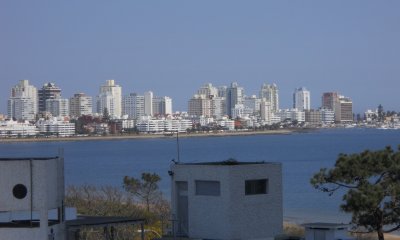 En venta y alquiler, a 100 ms de mar, playa mansa.