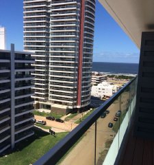 Brava, próximo al mar.