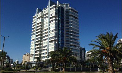A pasos del mar.