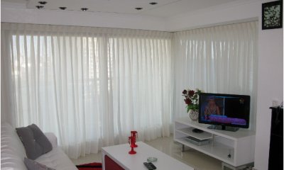 Moderna torre a pasos de Playa Mansa.