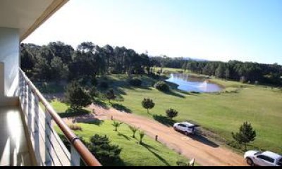 Exclusivo complejo frente a Playa Mansa