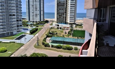 Próximo a playa brava.
