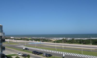 El edificio esta ubicado en una primera línea de la playa.