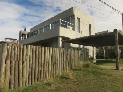 Chalet de moderno diseño a metros del mar.