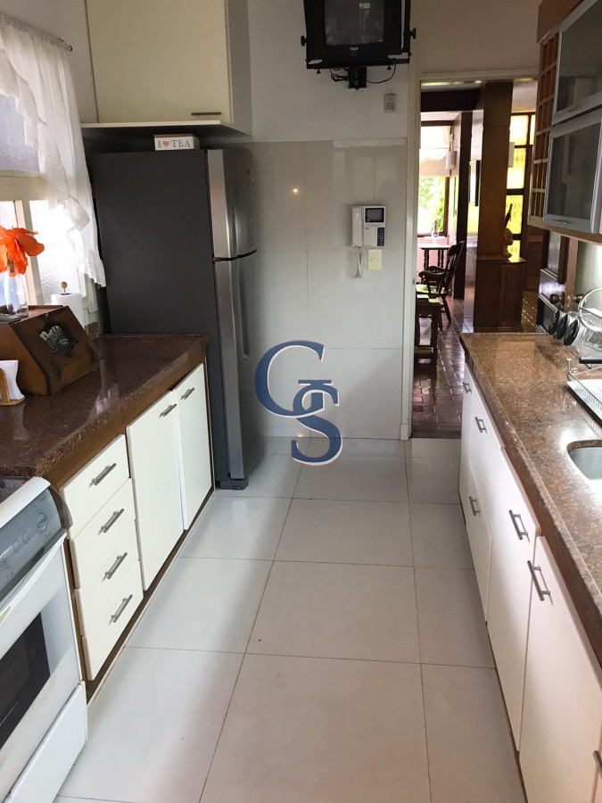 Casa ID.295237 - A la altura de parada 10 de Playa Mansa y a metros del mar. 