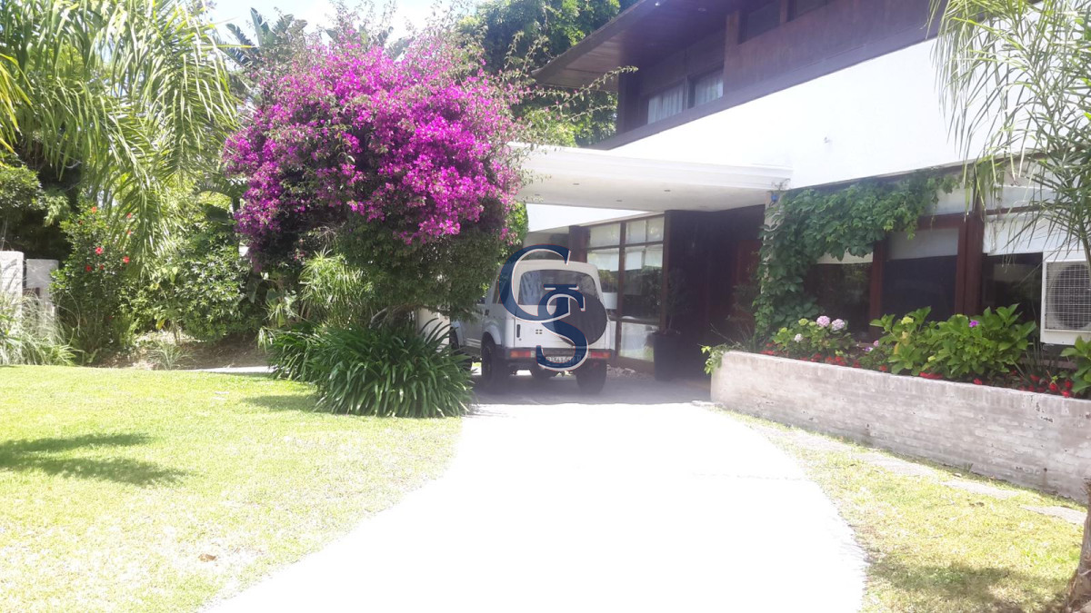 Casa ID.295237 - A la altura de parada 10 de Playa Mansa y a metros del mar. 