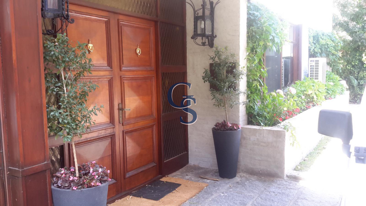 Casa ID.295237 - A la altura de parada 10 de Playa Mansa y a metros del mar. 