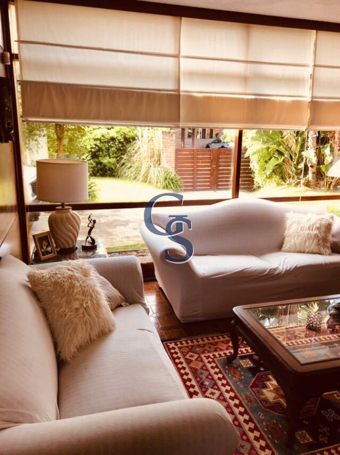 Casa ID.295237 - A la altura de parada 10 de Playa Mansa y a metros del mar. 