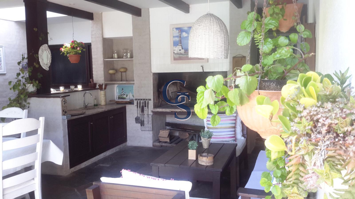 Casa ID.295237 - A la altura de parada 10 de Playa Mansa y a metros del mar. 