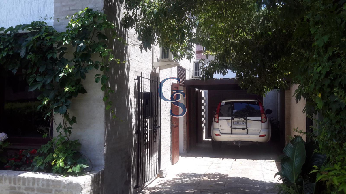 Casa ID.295237 - A la altura de parada 10 de Playa Mansa y a metros del mar. 