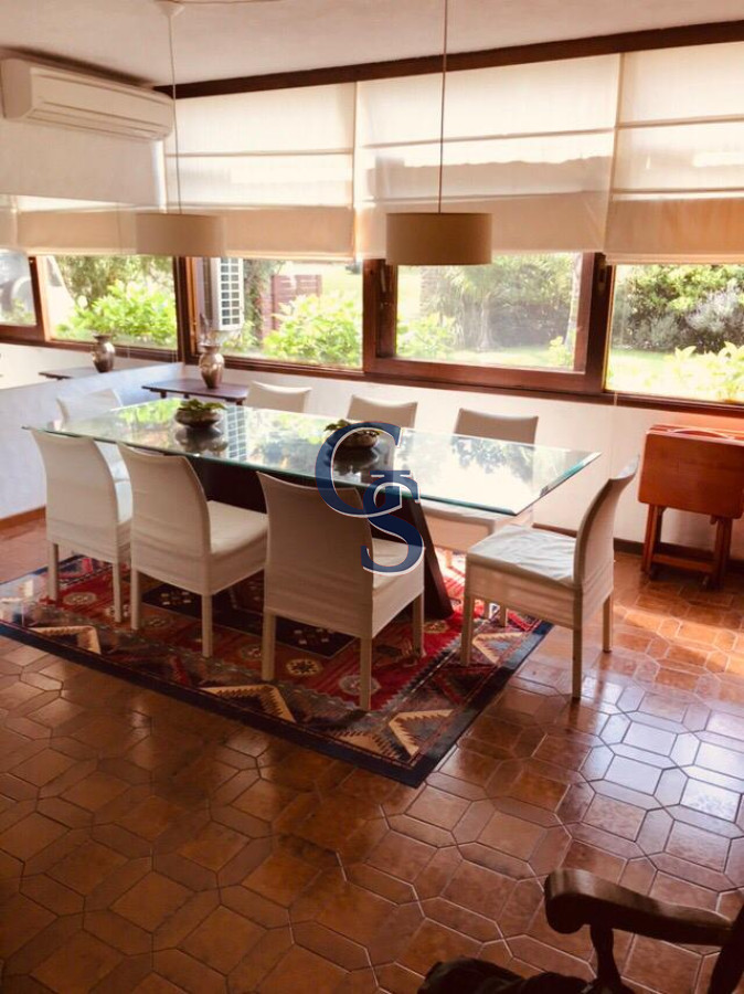 Casa ID.295237 - A la altura de parada 10 de Playa Mansa y a metros del mar. 