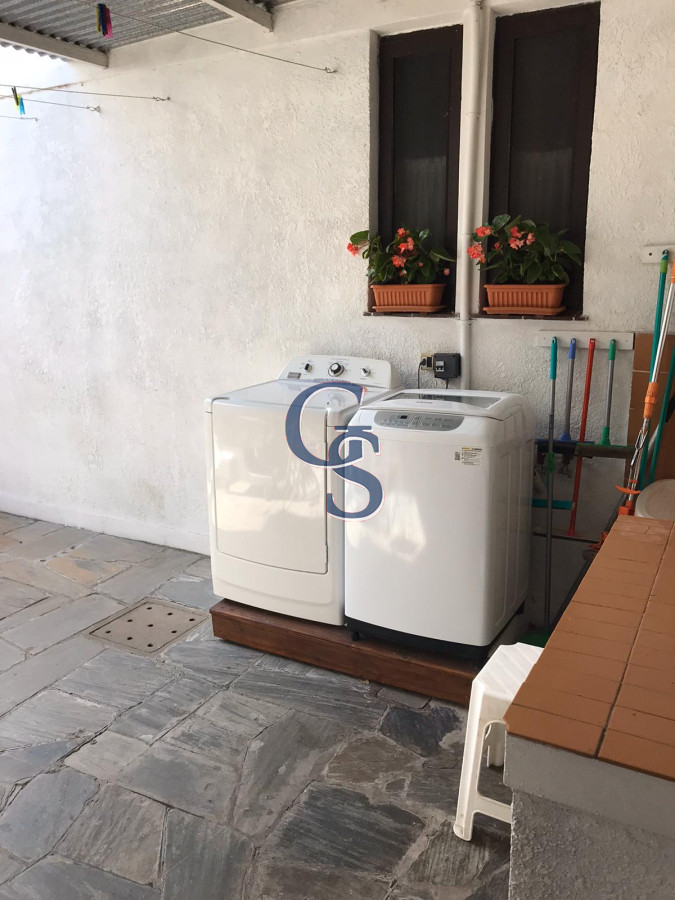 Casa ID.295237 - A la altura de parada 10 de Playa Mansa y a metros del mar. 