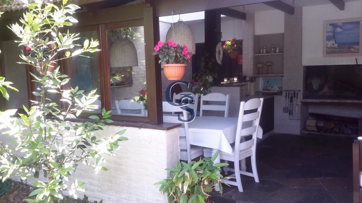 Casa ID.295237 - A la altura de parada 10 de Playa Mansa y a metros del mar. 