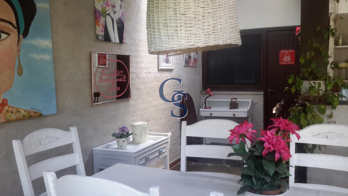 Casa ID.295237 - A la altura de parada 10 de Playa Mansa y a metros del mar. 