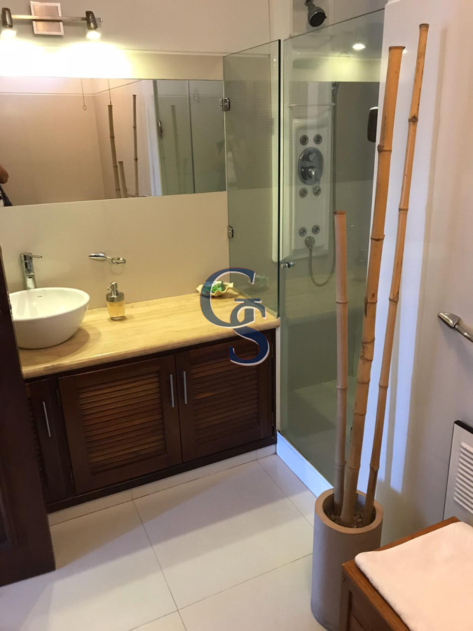 Casa ID.295237 - A la altura de parada 10 de Playa Mansa y a metros del mar. 