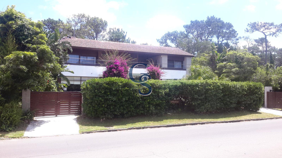 Casa ID.295237 - A la altura de parada 10 de Playa Mansa y a metros del mar. 
