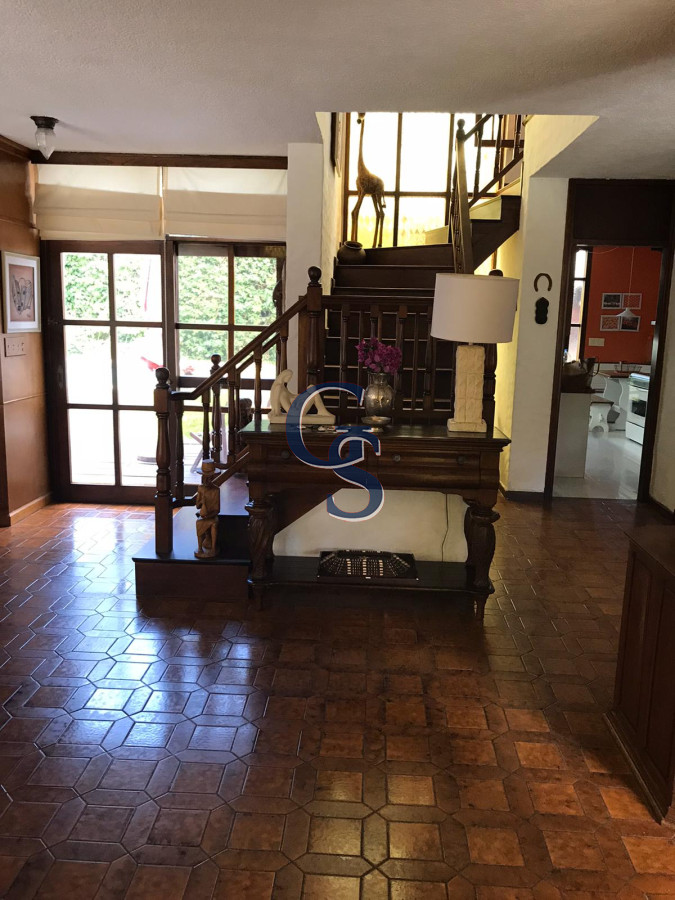 Casa ID.295237 - A la altura de parada 10 de Playa Mansa y a metros del mar. 