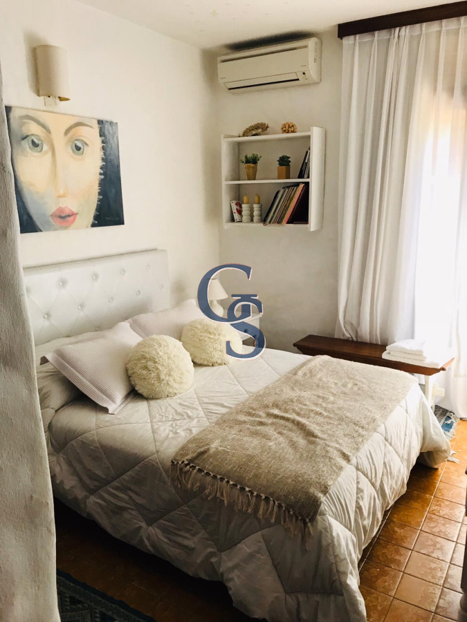 Casa ID.295237 - A la altura de parada 10 de Playa Mansa y a metros del mar. 