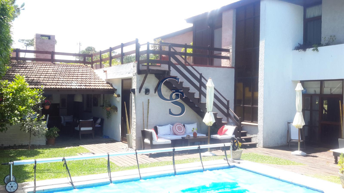Casa ID.295237 - A la altura de parada 10 de Playa Mansa y a metros del mar. 