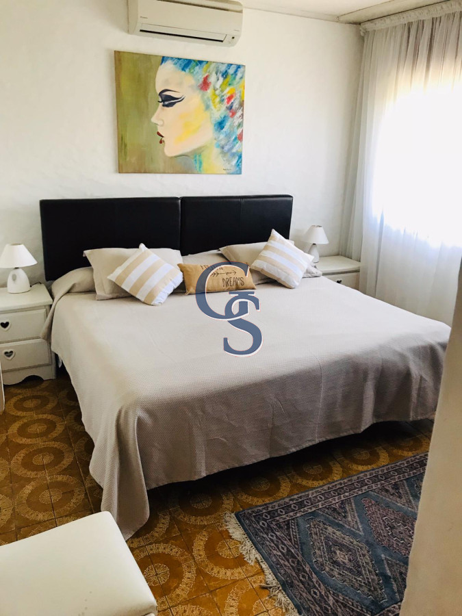 Casa ID.295237 - A la altura de parada 10 de Playa Mansa y a metros del mar. 